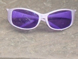 Sonnenbrille mit lilafarbenen Gläsern 