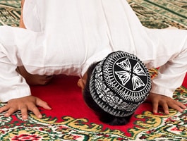 Muslimisches Kind beim Gebet